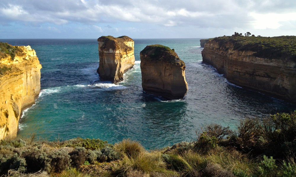 Driving The Great Ocean Road. Island Arch at Loch Ard Gorge