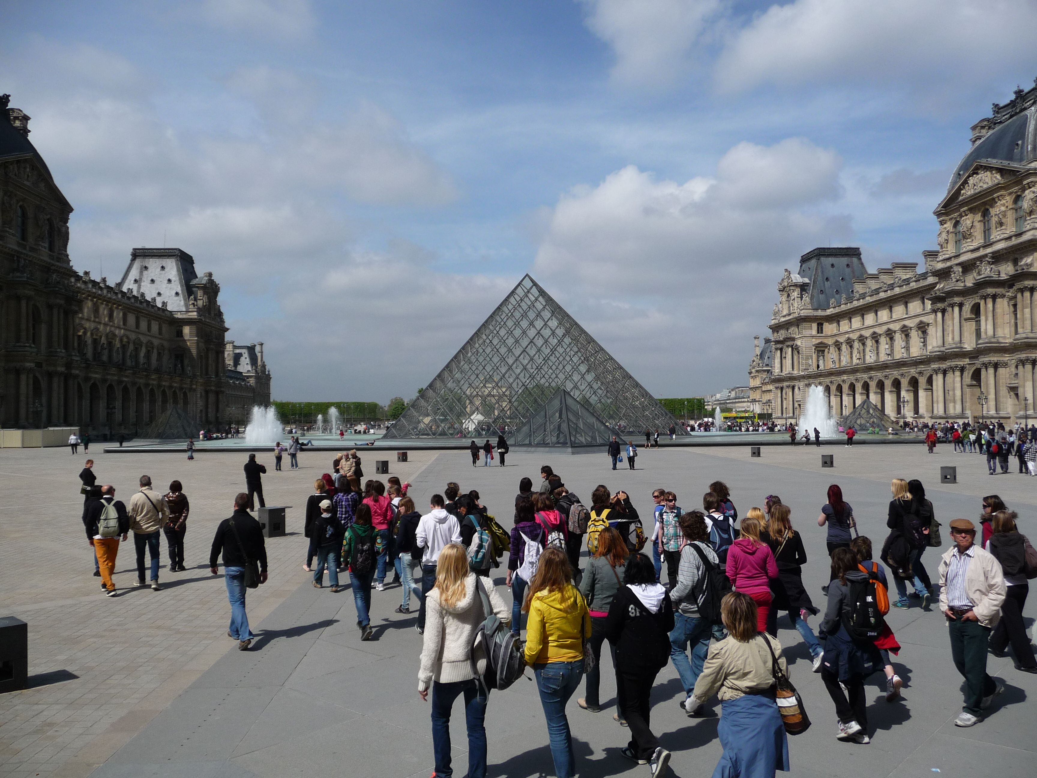 Free Walking Tour of Paris